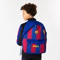 Jongen draagt blauwe rugzak met rode strepen, FC Barcelona logo en 'Barça' tekst.