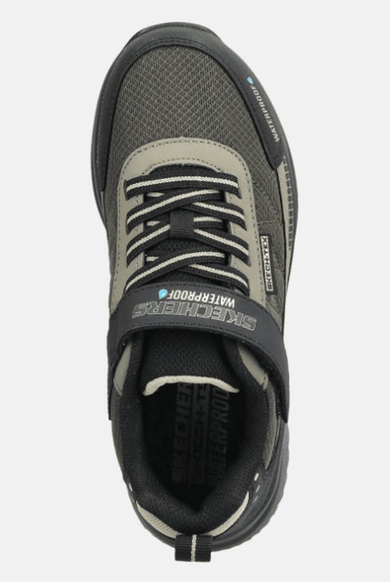 Bovenkant van zwarte sneaker met klittenband, grijze mesh, witte en zwarte veters. 'Waterproof' logo.