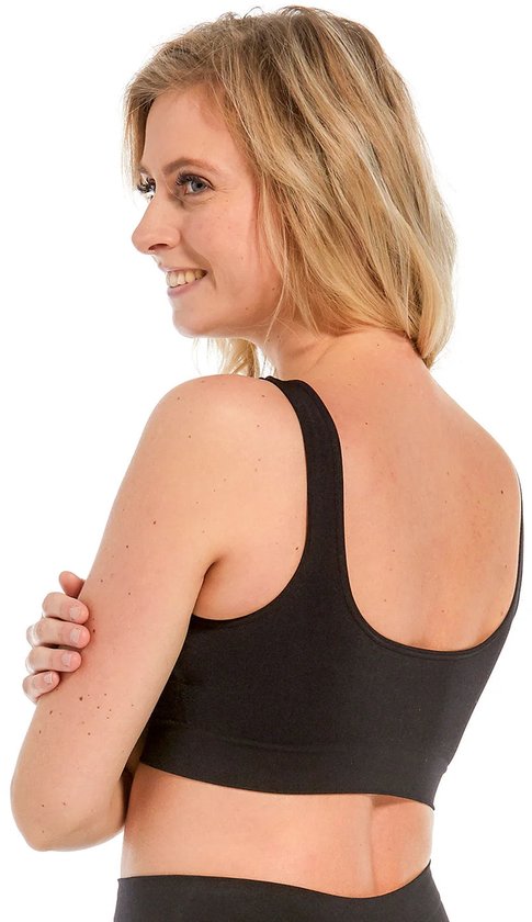 Zwarte comfort beha met vierkante halslijn, gezien vanaf de achterkant, gedragen door een blonde vrouw.
