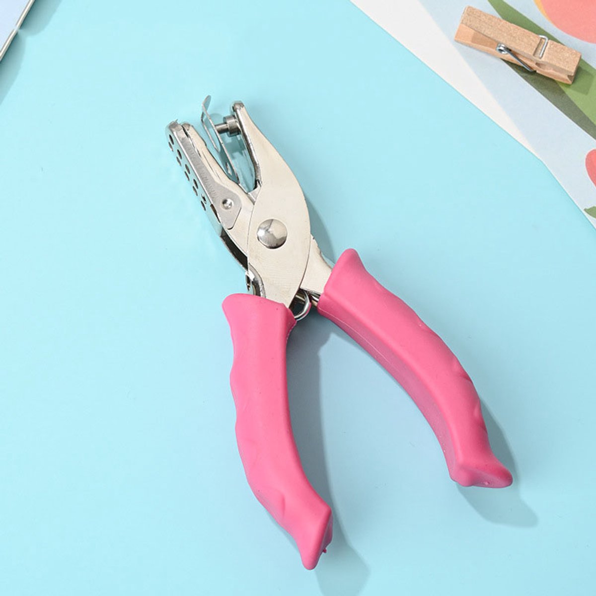 Handmatige metalen perforator voor één gat — Rond gat van 3 mm — 1 stuk — Geschikt voor doe-het-zelfprojecten met papier, kaarten, labels, plakboeken, cadeaubonnen, fotoalbums en notitieblokken — Compact en praktisch — Stevig en duurzaam