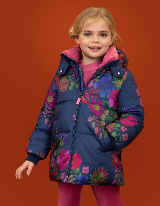 Kind draagt een donkerblauwe, gewatteerde jas met bloemenprint, roze teddyvoering en capuchon tegen een oranje achtergrond.
