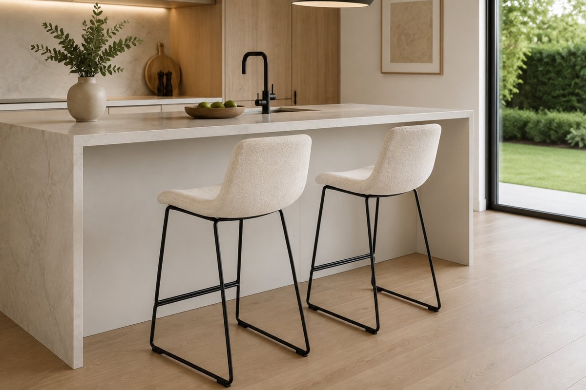 Belfurn - Elin lage barkruk – zithoogte 65 cm – ecru stof – zwart stalen onderstel