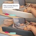 Detail van een verwarmd aankleedkussen in vanillekleur en antracietkleur.