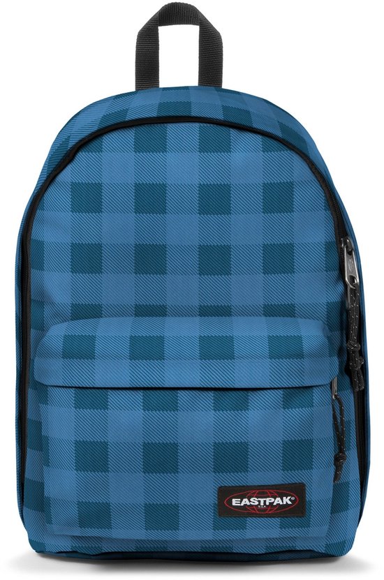 Blauwe Eastpak rugzak met ruitpatroon en voorvak.