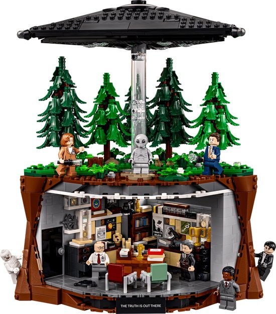 Set LEGO X-Files, coupe transversale d'un bunker avec bureau, soucoupe volante en surface, forêt et extraterrestres.