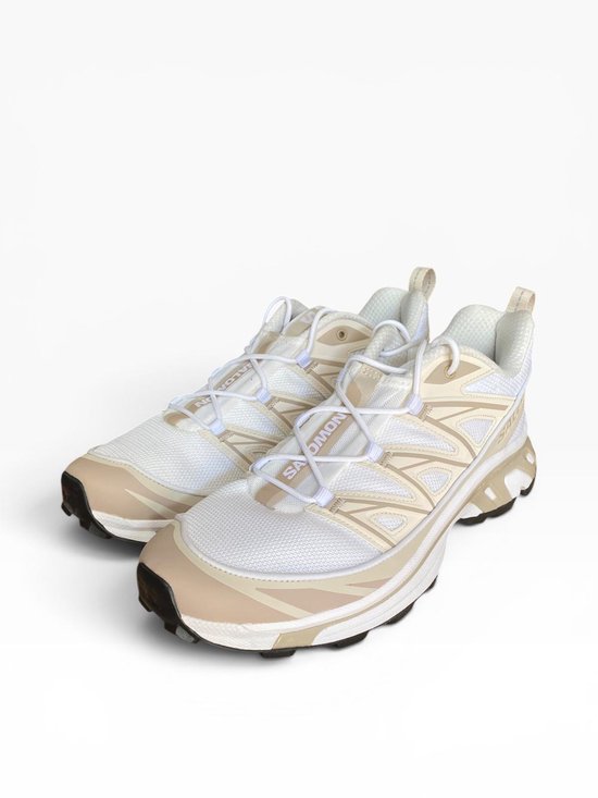 Witte Salomon XT-6 Expanse sneakers met crèmekleurige overlays, witte veters en een zwarte zool.