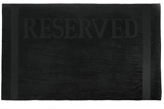 Zwarte handdoek met de tekst 'RESERVED' erop in reliëf.