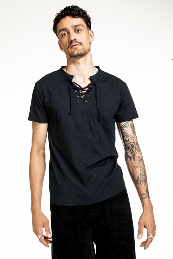 Zwarte T-shirt met korte mouwen en vetersluiting op de kraag, gedragen door een man met tatoeages.