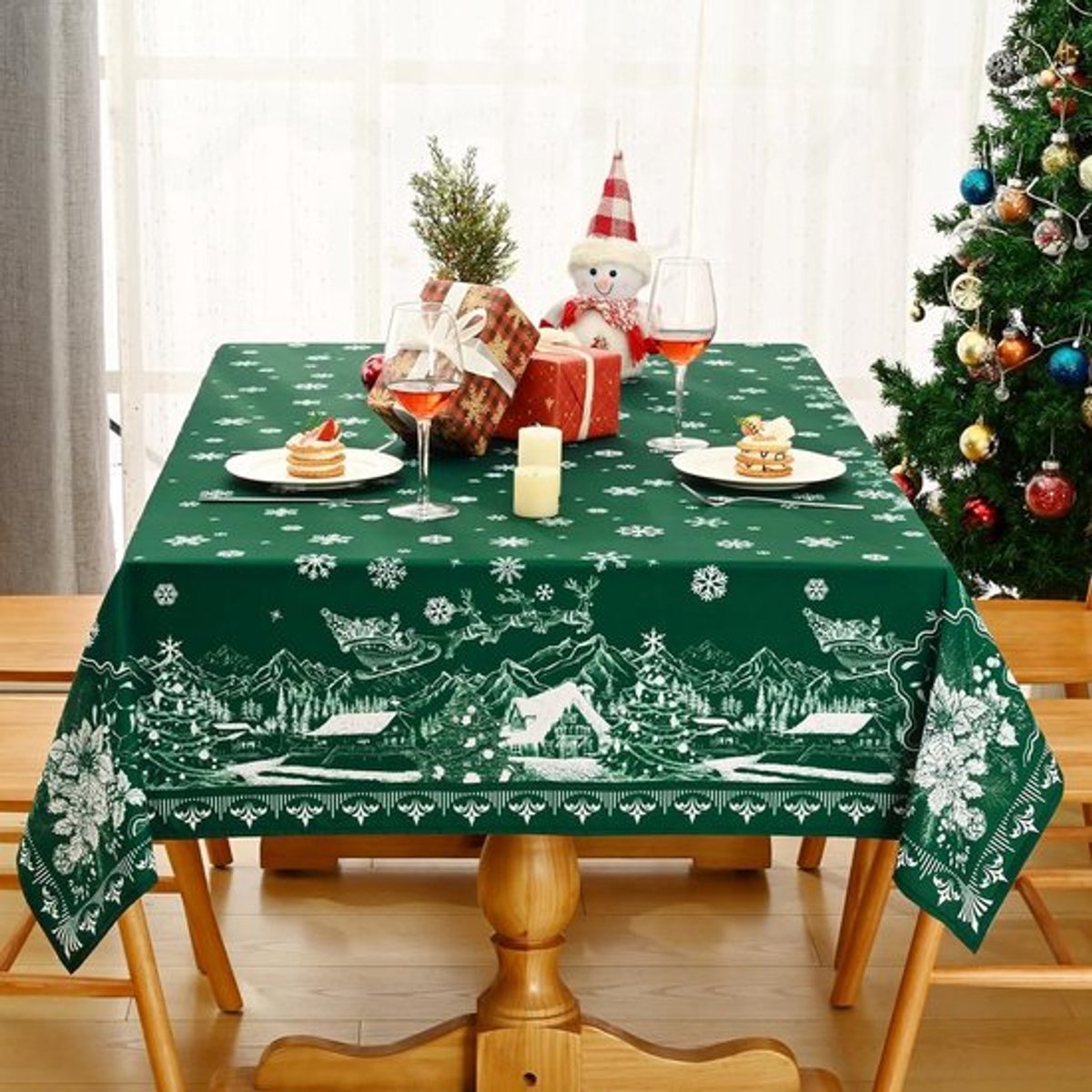Groen Rechthoekig Kerst Tafelkleed met Sneeuwvlokken en Elanden - Waterafstotend en Wasbaar - Winter Feest Decoratie - 140 x 200 cm