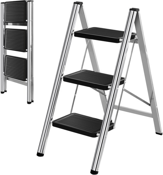 Zilverkleurige opvouwbare ladder met 3 zwarte, geribbelde treden. Één is dichtgevouwen, de andere staat open.