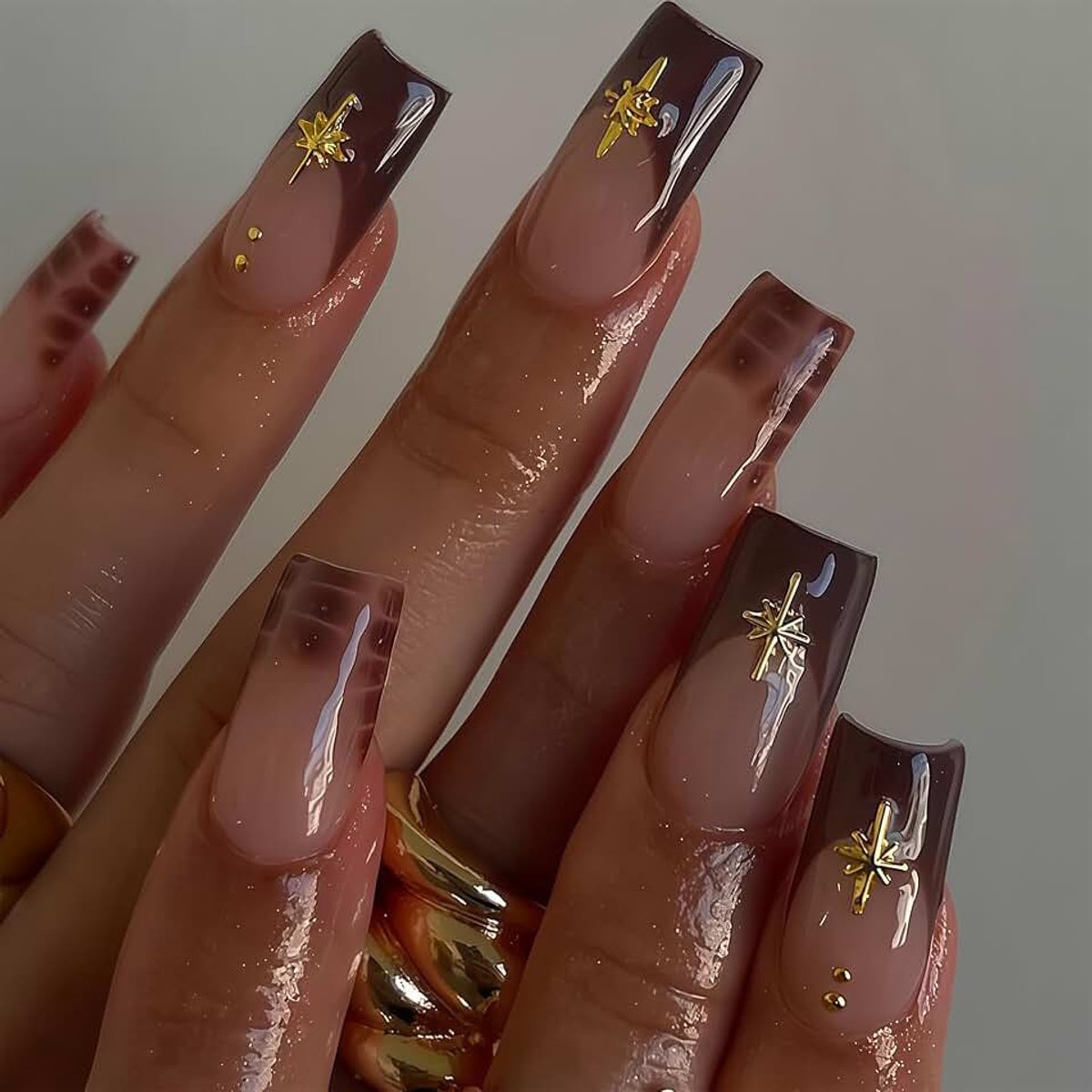 24 stuks medium vierkante press-on nagels bruin metallic 3D reliëf gouden French tip luxe kunstnagels voor feesten, Valentijnsdag en DIY manicure