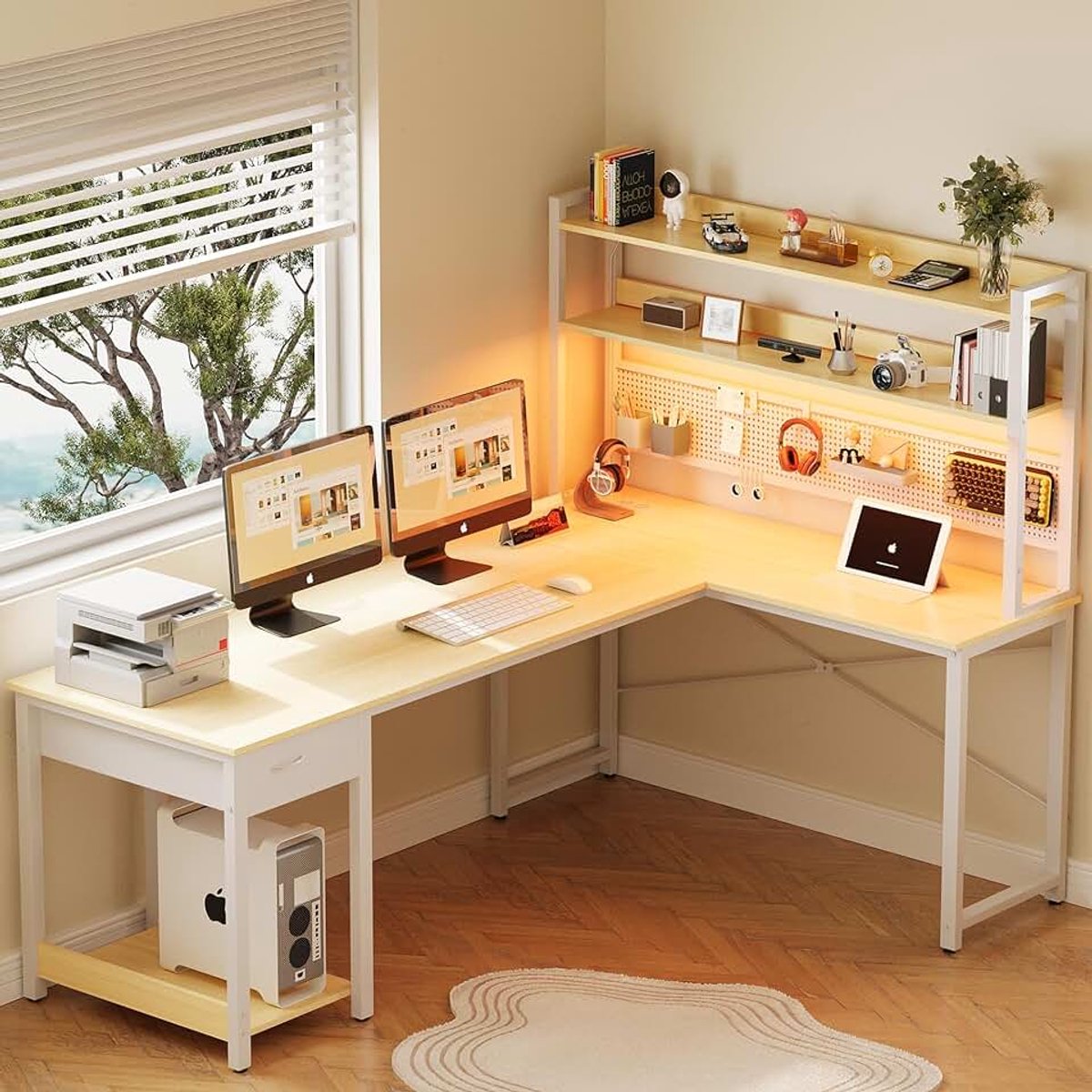 Bureau met gatenwand, 155 x 100 cm, hoekbureau met plank, gaming-bureau, groot met stopcontacten en USB-oplaadaansluiting, gamingtafel, L-vorm met opbergruimte, hout, wit