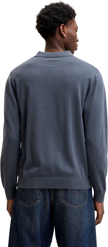 Achterkant van een man met grijze gebreide polo.