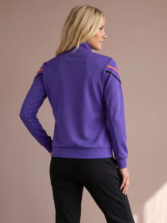 Paars sportvest met zwarte en oranje accenten op de schouders, gedragen door een vrouw.