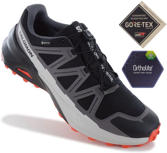 Zwarte Salomon trailrunningschoen met grijze accenten en oranje zool. GORE-TEX logo.