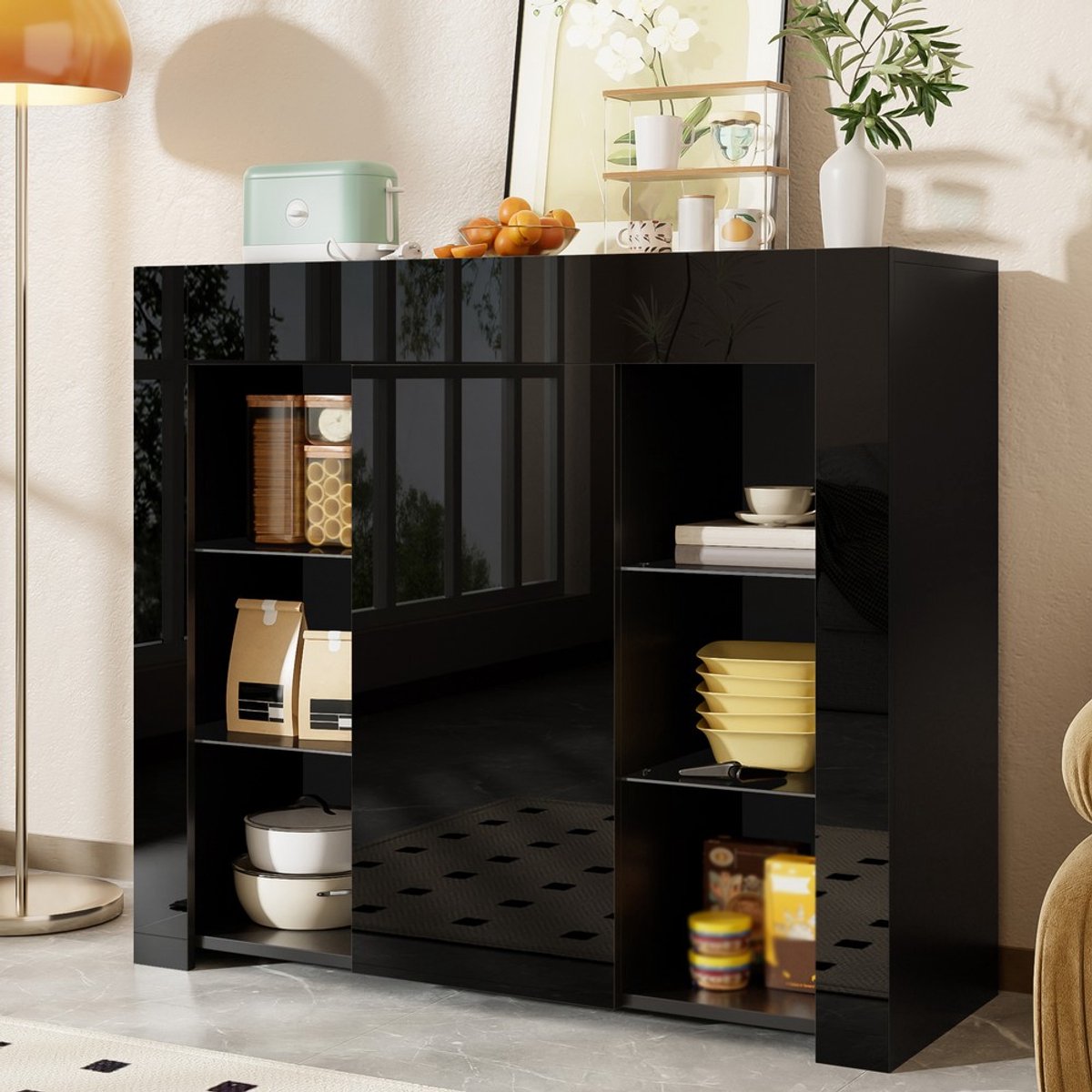 Pugsdrly Moderne zwarte buffetkast met hoogglansfront – Compacte, stijlvolle opbergoplossing met glazen planken en kastdeur voor de woonkamer, eetkamer of keuken – 95x35x83 cm