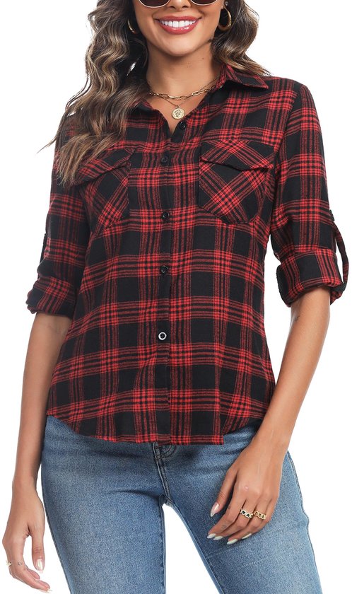 Model met rood en zwart geruite blouse met opgerolde mouwen en spijkerbroek.