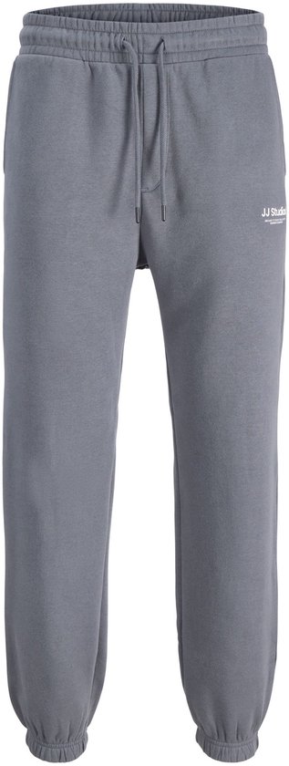 Grijze joggingbroek met trekkoord en witte 'JJ Studios' print op de zijkant.