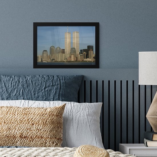 Poster in lijst - Fotolijst 30x20 cm - Posters - In het midden het het World trade center onder een helderblauwe lucht - Posterlijst zwart - Decoratie - Wanddecoratie woonkamer - Muurdecoratie slaapkamer