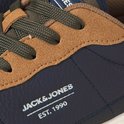 Donkerblauwe sneaker met suède bruine en groene accenten. "JACK & JONES EST. 1990" op de zijkant.