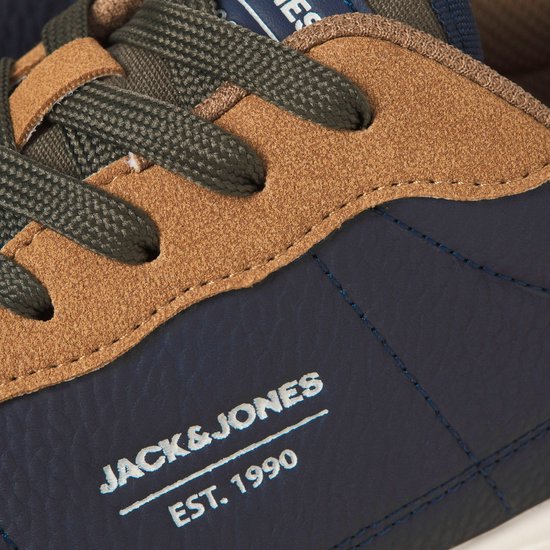 Donkerblauwe sneaker met suède bruine en groene accenten. "JACK & JONES EST. 1990" op de zijkant.