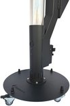 Zwarte, ronde basis met wieltjes en "Flamesa" logo voor de Solaro pellet terrasverwarmer.