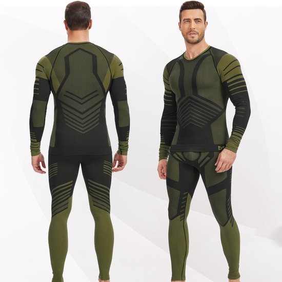 Man in thermisch ondergoed met lange mouwen in groen en zwart met geometrische patronen.