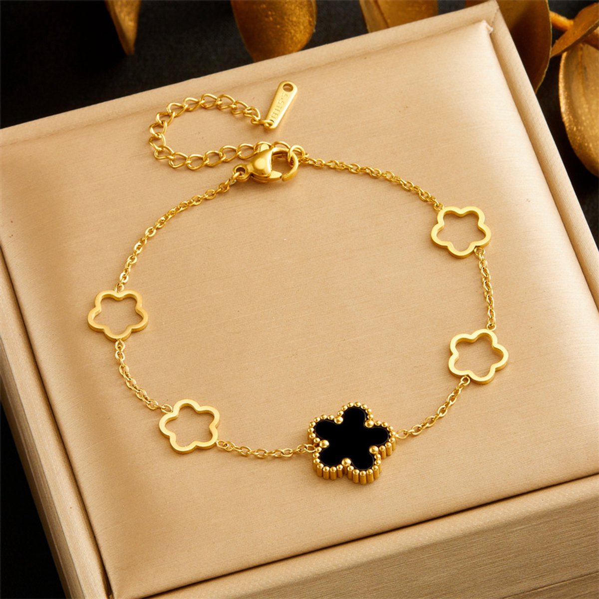 Glintweave – Roestvrijstalen Armband met Holle Bloemen en Zwarte Hanger – 18K Verguld – Dames – Goud/Zwart