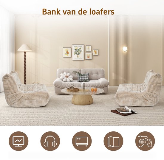 Een beige zitzak sofa met een geribbelde textuur, staand in een woonkamer naast een andere zitzak en een bank.