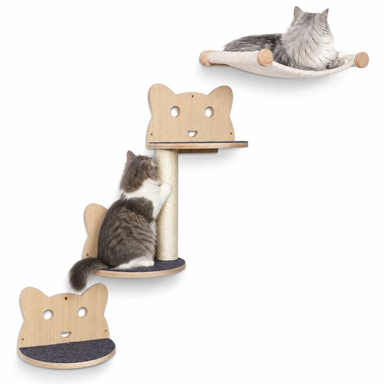 Mur d'escalade pour chat avec deux chats sur le hamac et le poteau à griffer, en forme de chat, monté sur le mur.