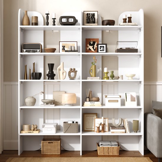 Witte boekenkast met decoraties en boeken.