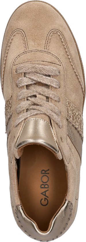 Bovenaanzicht van een beige Gabor sneaker met vetersluiting, gouden accenten en teddy detail.