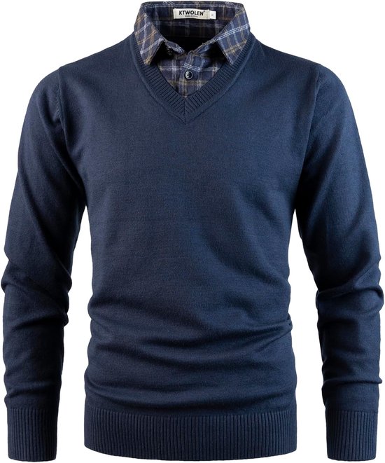 Donkerblauwe V-hals trui met ruiten overhemdkraag, op een model.