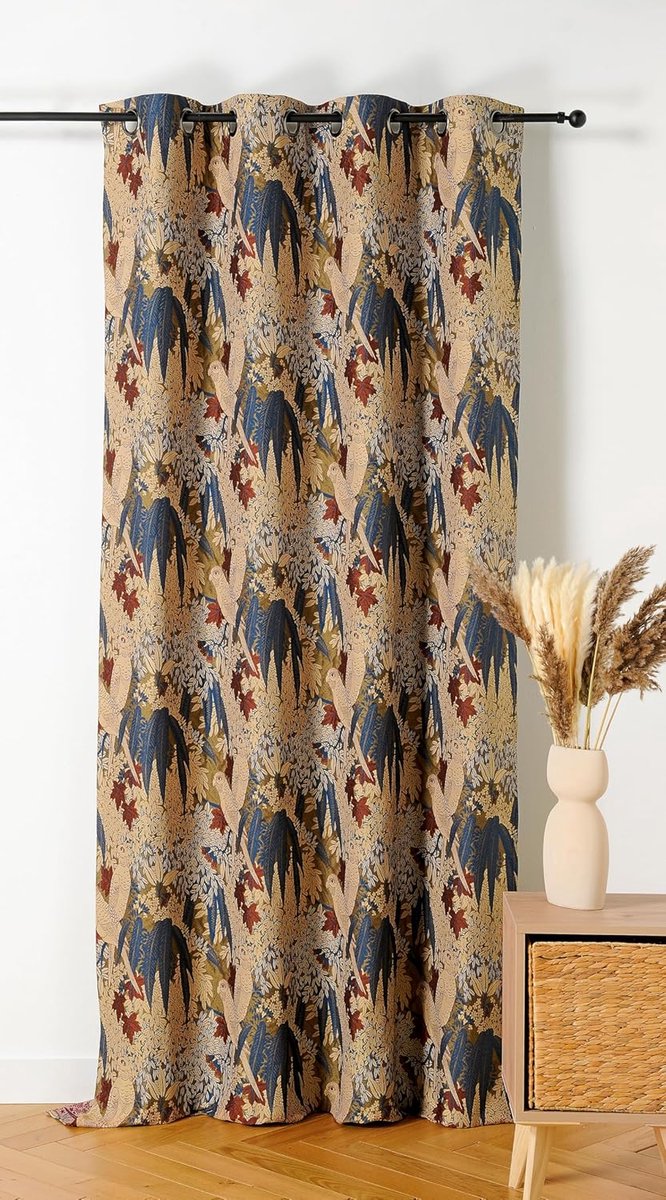 - Gordijn geweven en geverfd in Frankrijk – exotische stijl – afwerking met oogjes in geweerkleur – kleur mosterdgeel – afmetingen 140 x 260 cm – 100% polyester – collectie parkiet