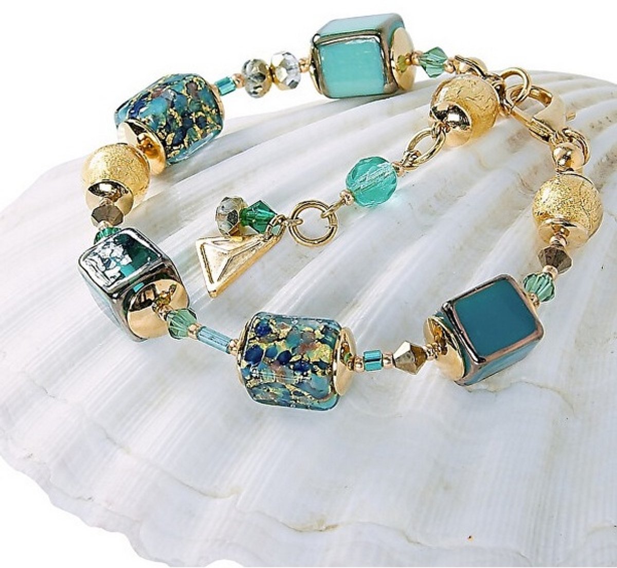 LAMPGLAS BCU68 GOUDEN ARMBAND MET BLAUWE PARELS 1 STUK