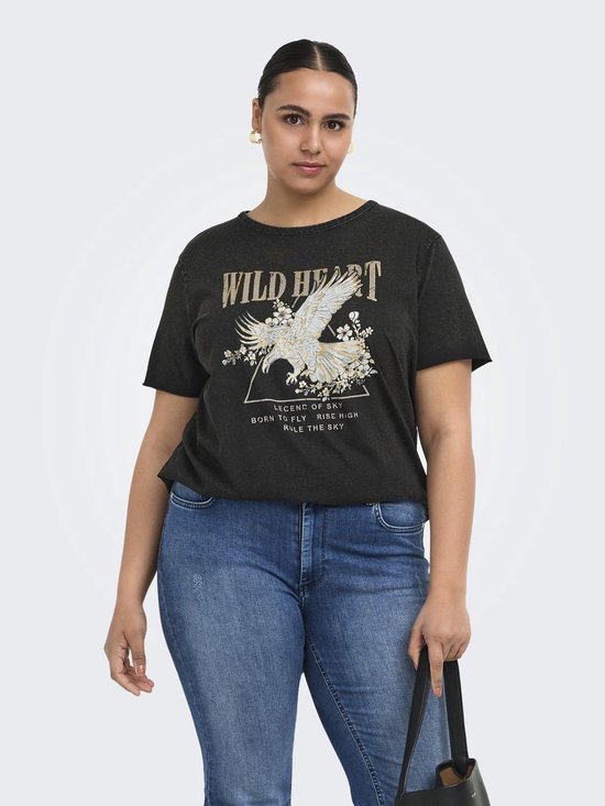 Model draagt een donkergrijs T-shirt met opdruk van een arend en tekst 'WILD HEART'.