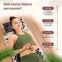 Vrouw op een beige acupressuurmat, ontspannen met gesloten ogen. Tijdlijn met effecten: tintelingen, energie, spieren ontspannen, rust.