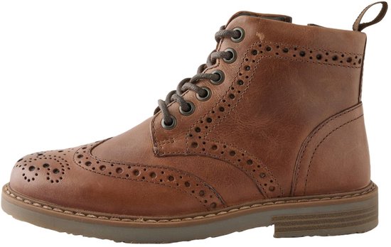 Bruine leren veterschoen met brogue-stijl perforaties en een stevige zool.
