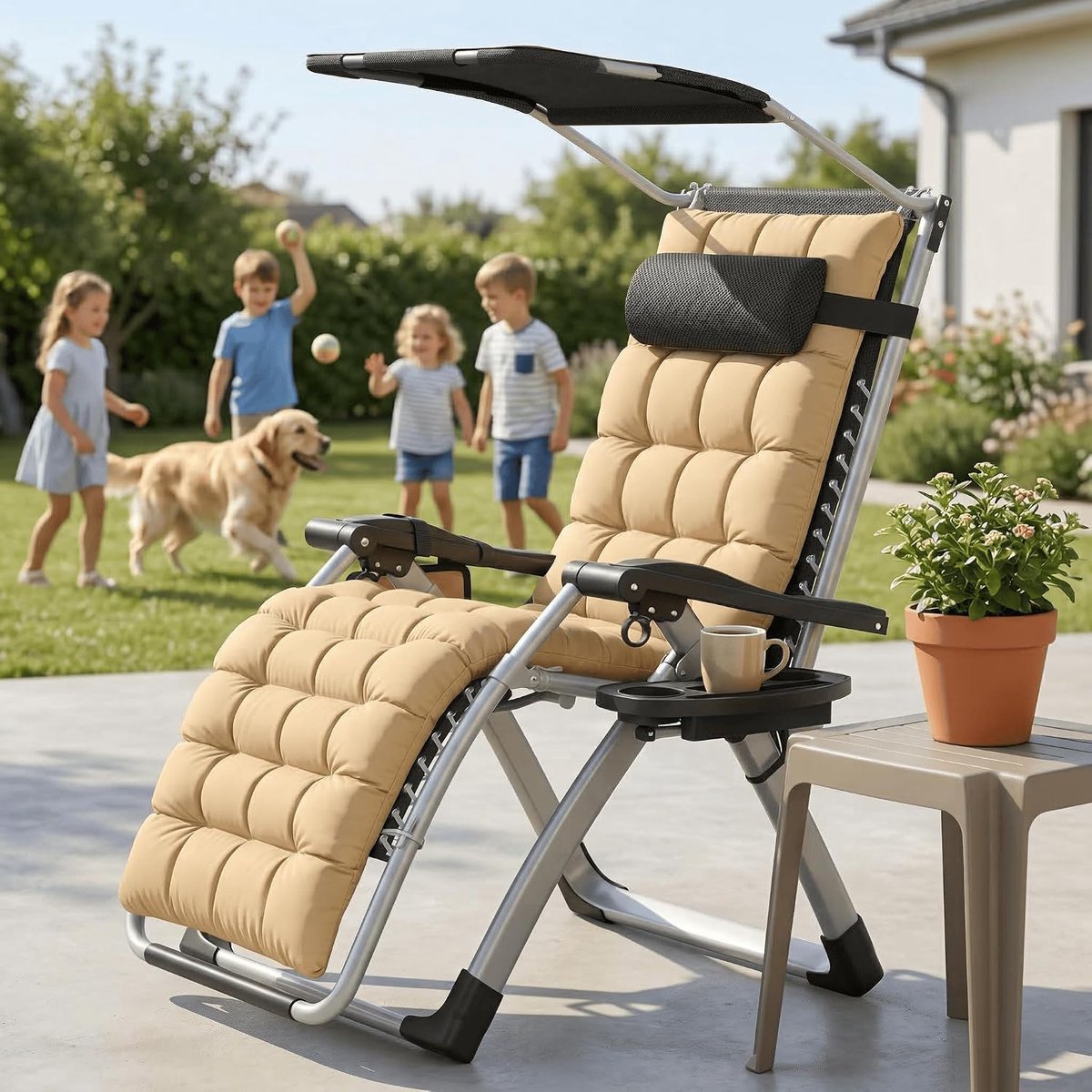 Inklapbare tuinligstoel met bekleding, nekkussen, bekerhouder en zijvak, ligstoel met rugleuning en zonnedak, relaxbed tot 150 kg, voor terras/camping (beige)