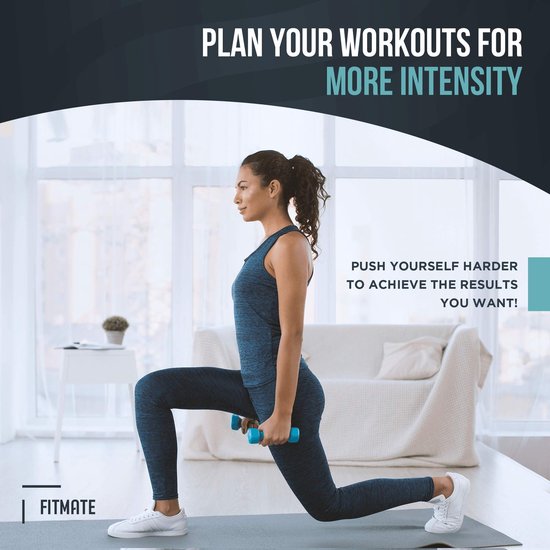 Vrouw met blauwe sportkleding doet een lunge met blauwe dumbbells in een sportschool.