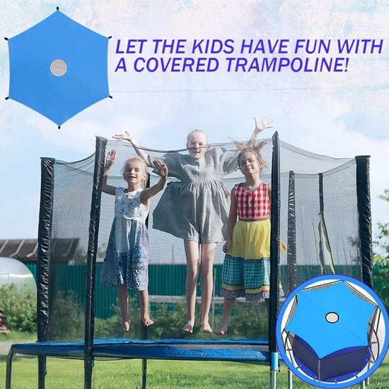 Drie lachende meisjes springen op een trampoline onder een blauw zonnescherm. Laat de kinderen plezier hebben!
