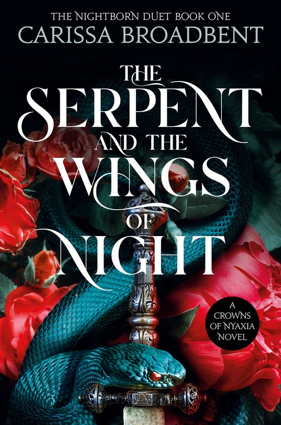 Couverture de livre avec un serpent turquoise enroulé autour d'une épée, entouré de roses rouges. Titre : THE SERPENT AND THE WINGS OF NIGHT.