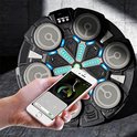 Zwarte boksmachine met 6 grijze targets en blauwe LED-verlichting, getoond met een hand die een smartphone vasthoudt.