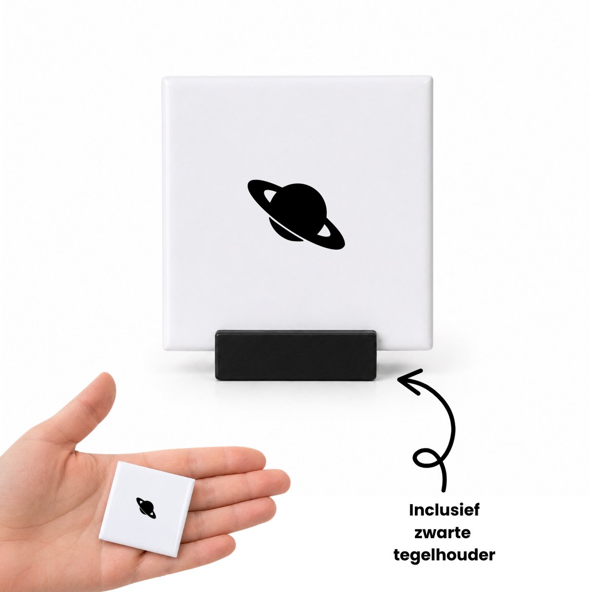Hacebo Planeet tegeltje met tegelhouder - Planeten - Astronaut - tegeltjes met tekst - Saturnus - Planeten - Universum - Zonnestelsel - Cadeau - Accessoires - spreuktegels - 4.8x4.8 CM Wit
