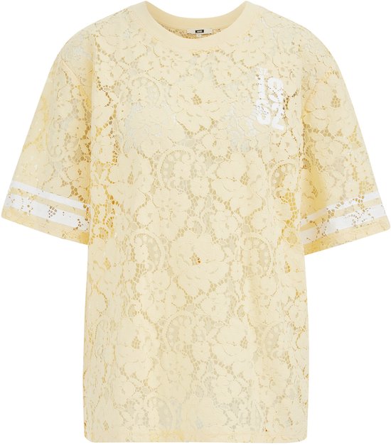 Een lichtgeel kanten T-shirt met korte mouwen, witte strepen op de mouwen en een witte print.
