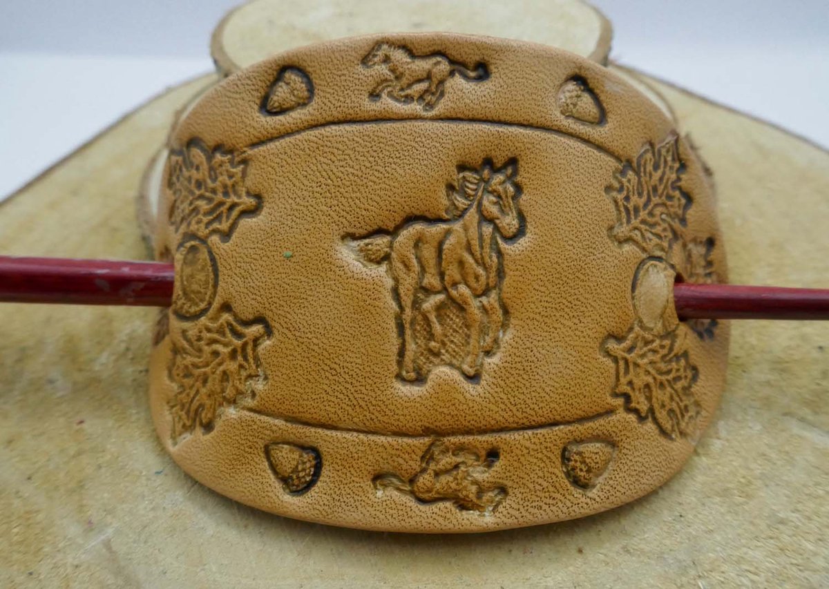 Leren beige haarspeld van paarden in galop met herfstbladeren, eikels + houten haarstok - lederen paarden haarspeld - paarden liefhebbers haarspeld - leuke paard in galop haarspeld voor lang of korte haar - handgemaakte haarspeld