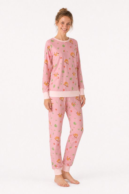 Roze pyjama met luiaards en bladerenprint. Model draagt maat M.