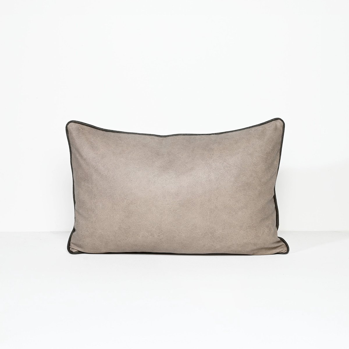 Darcy & Duke Art Leather Taupe - Vinyl Sierkussen - 40 x 60