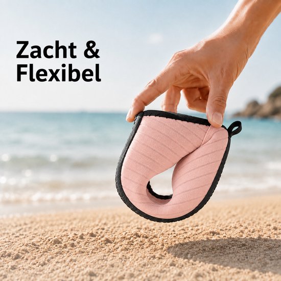 Roze gestreepte waterschoen, gevouwen, zacht en flexibel, met zwarte rand, op zand.