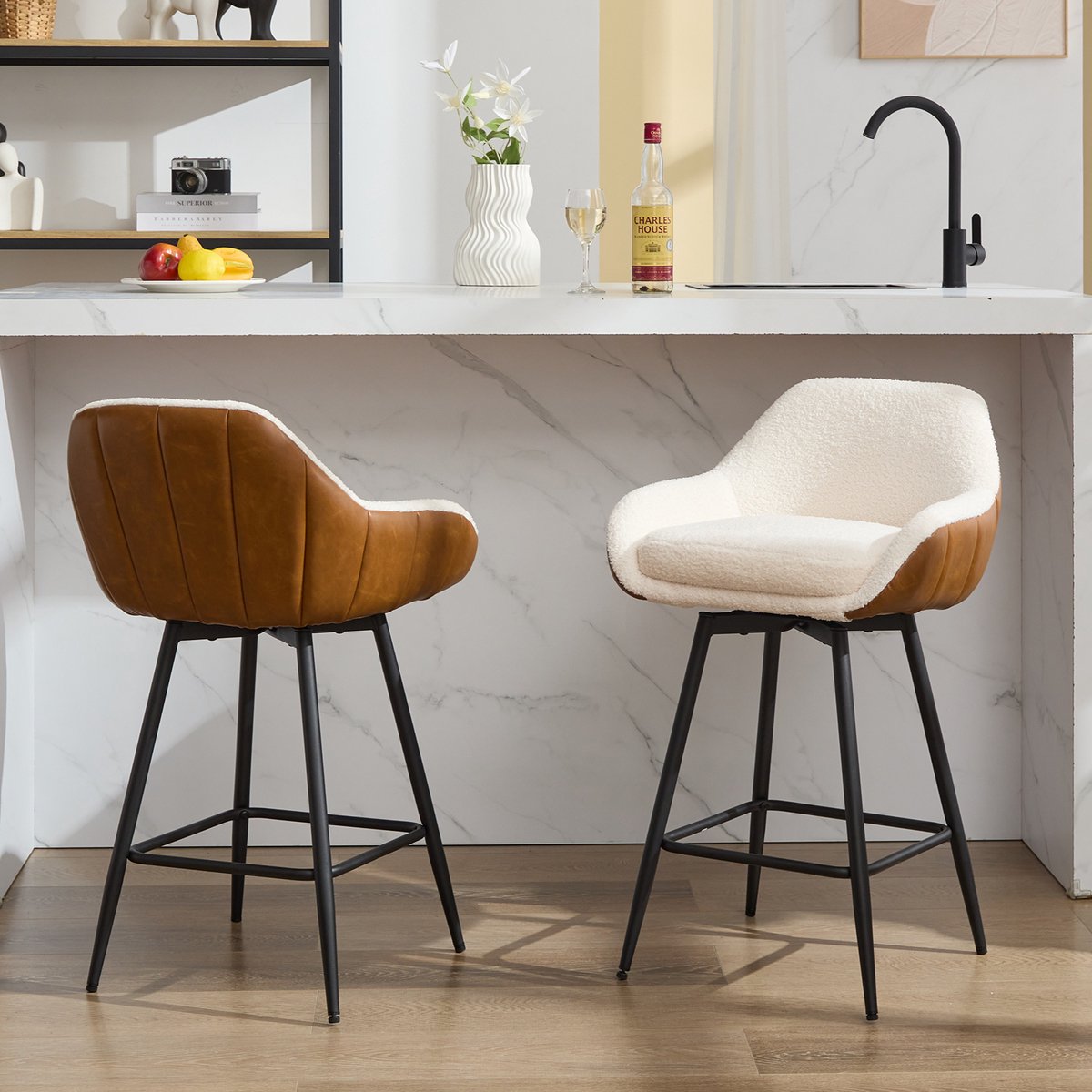 Triumpunpre - Set van 2 Draaibare Counter Barstoelen - Gestoffeerde Keukenstoelen Met Rug‑ En Armleuning - Verstelbare Voetsteun - Metalen Onderstel voor Keukeneiland Thuisbar - PU Bruin + Teddyfluweel Wit